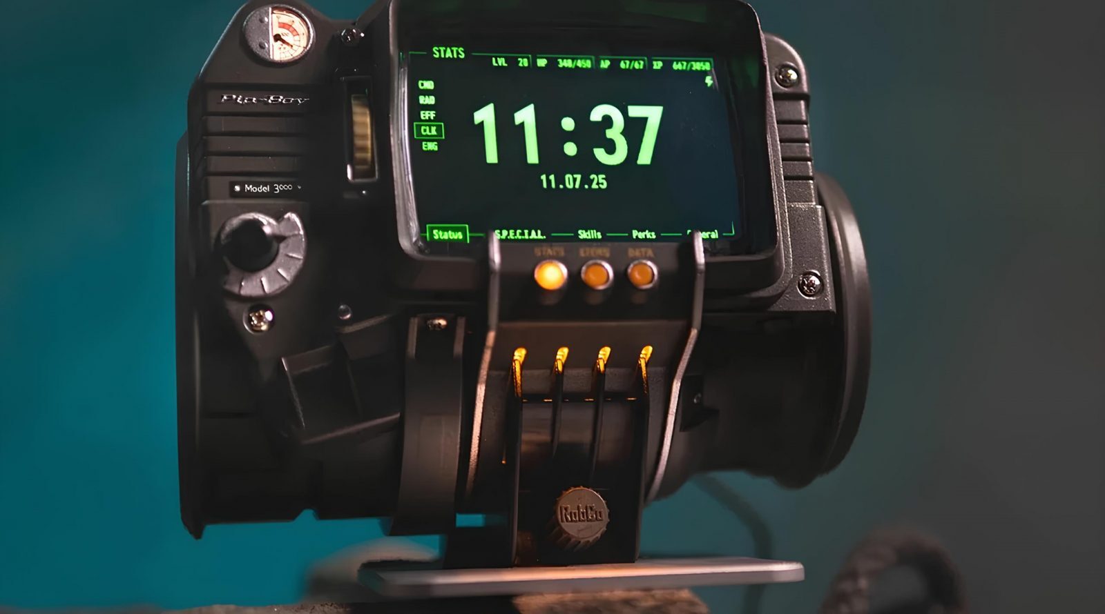 Легендарный Pip-Boy стал реальностью 2 Ретро-футуристический гаджет с экраном и кнопками в стиле научной фантастики.