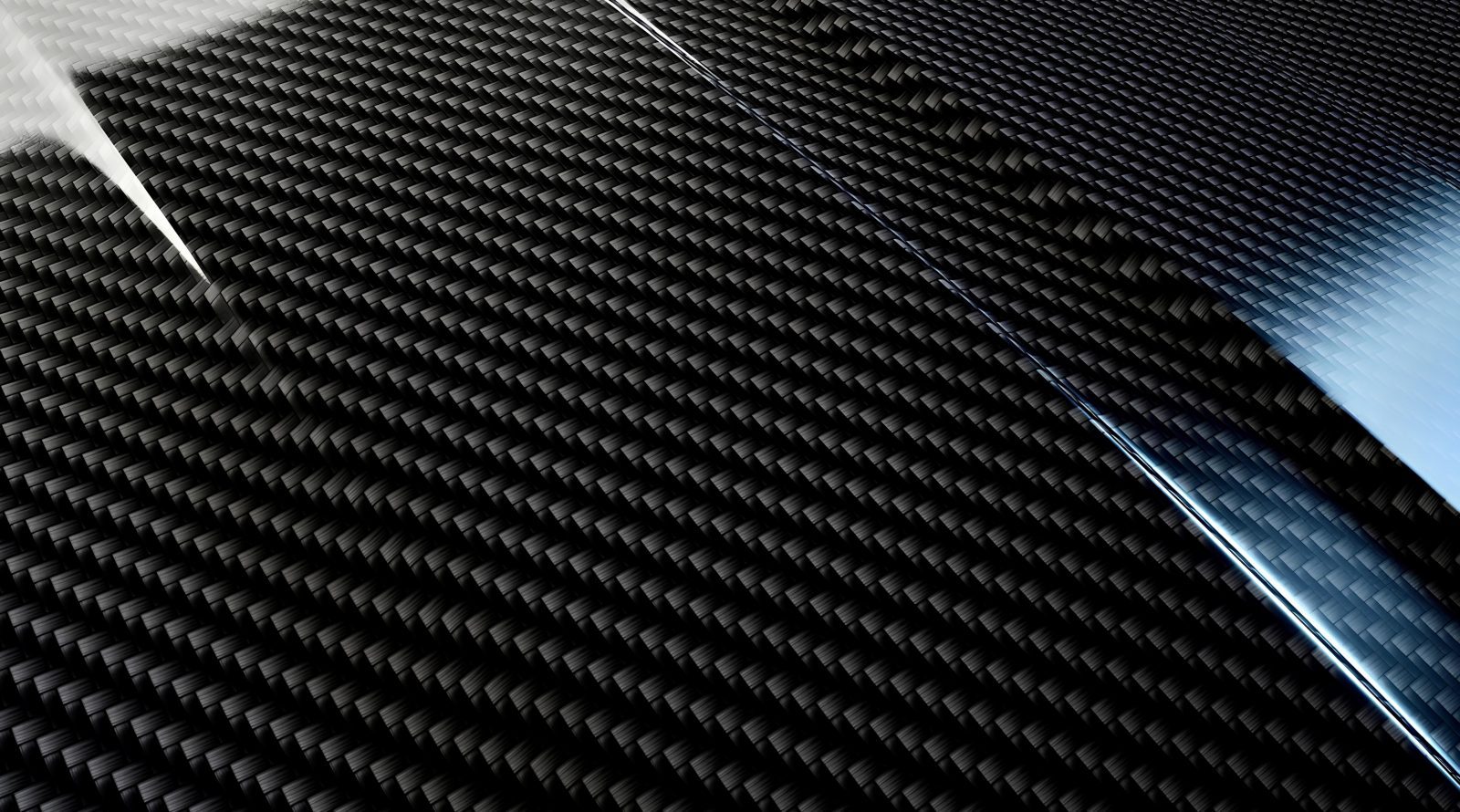 Черный углеродное волокно с текстурой плетения, отражающий свет.