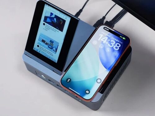 Смартфон и монитор на столе, подключенные кабелями, показывают разные экраны.