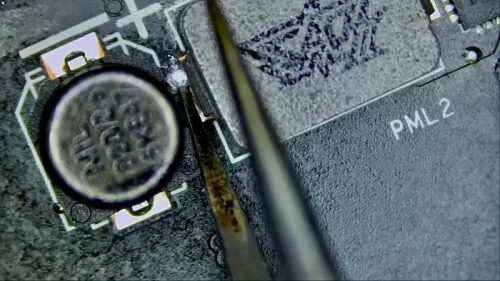 Неправильно нанесённый жидкий металл попал на все компоненты видеокарты RTX 5070 Ti Неправильно нанесённый жидкий металл попал на все компоненты видеокарты RTX 5070 Ti