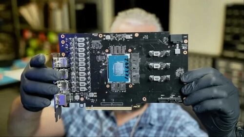 Человек в перчатках держит микросхему крупным планом.