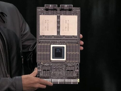 Человек держит мощную микросхему графического ускорителя серверного уровня.