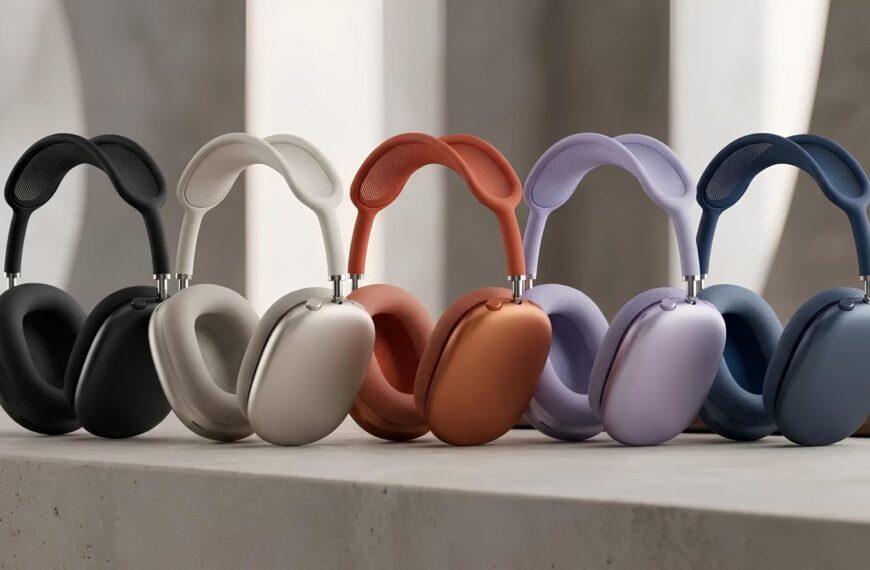 Наушники различного цвета на столе, стильный дизайн для аудиофилов, выбор для музыки.