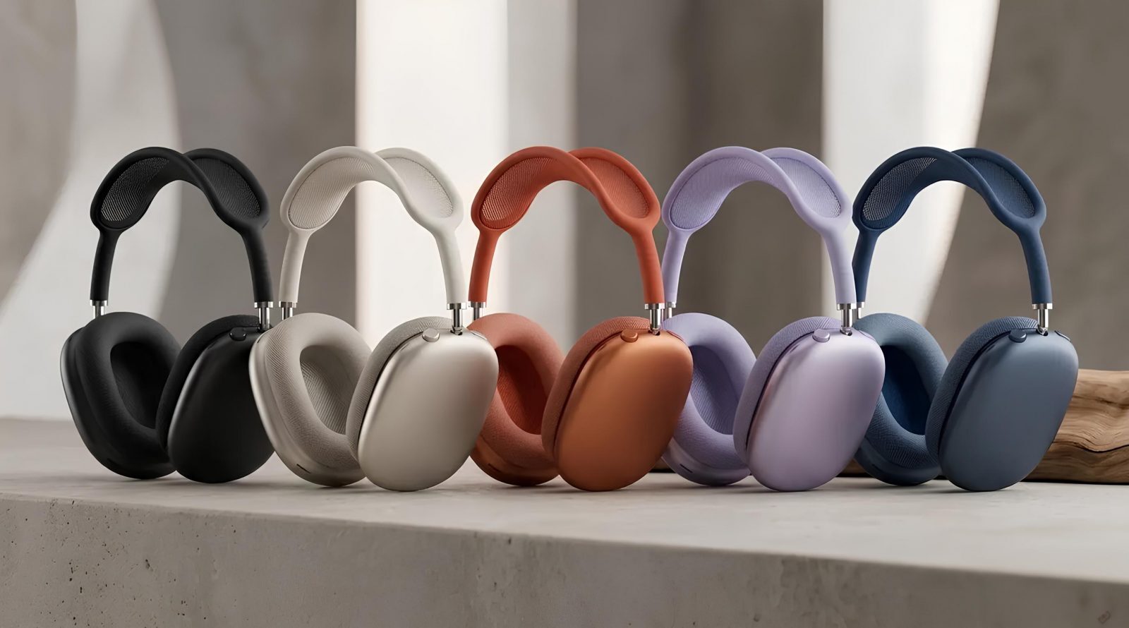 Наушники различного цвета на столе, стильный дизайн для аудиофилов, выбор для музыки.