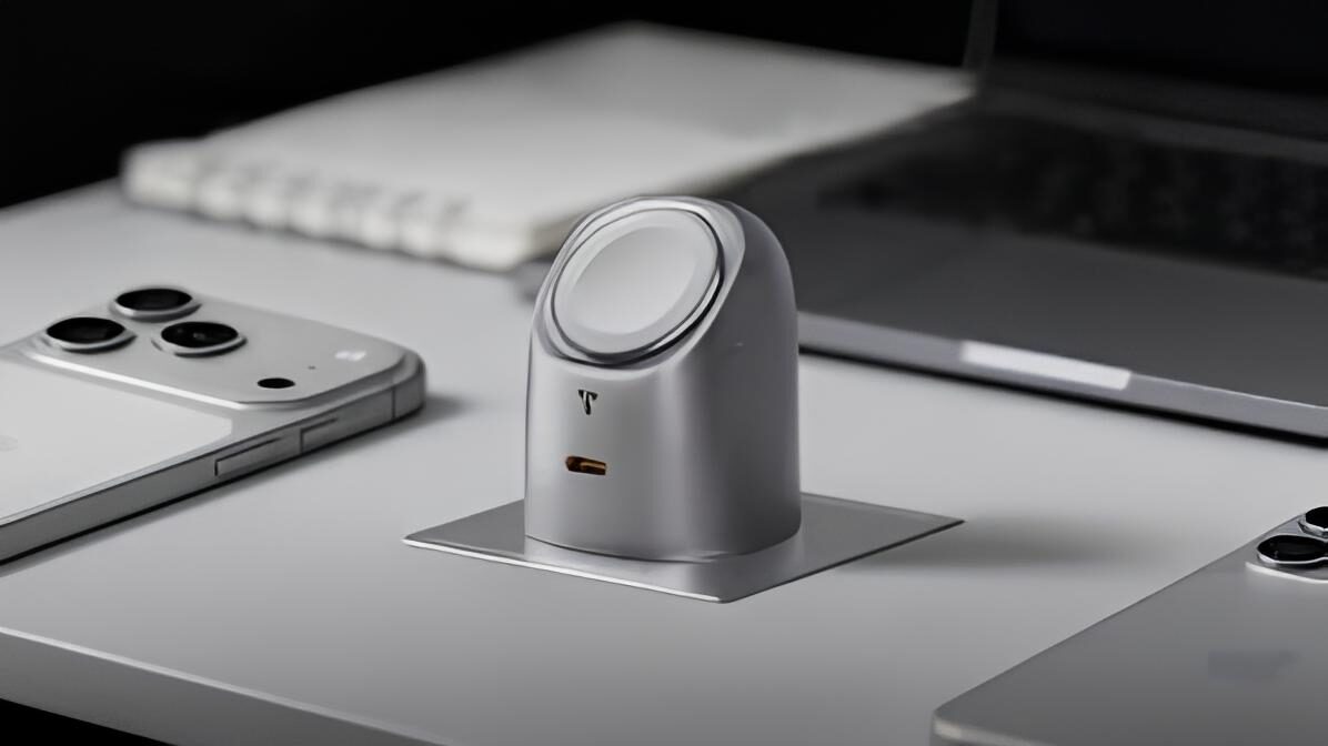 Один адаптер вместо трёх: компактная зарядка TORRAS 2 Минималистичный серебристый док-станция для гаджетов на рабочем столе с техникой.