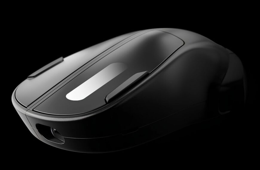 Чёрная беспроводная мышь на темном фоне, вид сбоку, минималистичный дизайн.