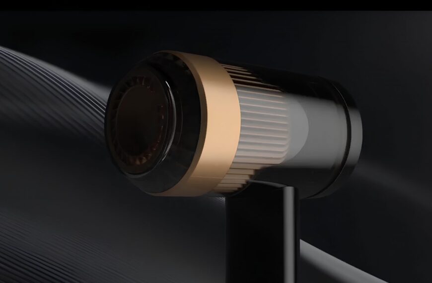 Черно-золотой фен на темном фоне, минималистичный дизайн.