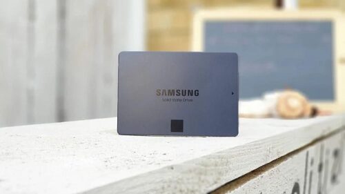 Твердотельный накопитель Samsung SSD на деревянной поверхности.