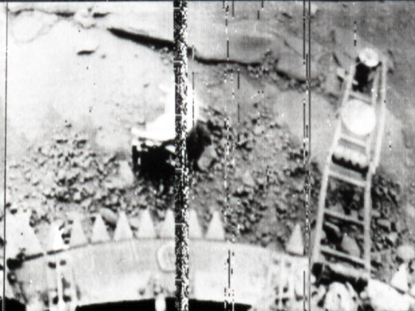 Черно-белое фото поверхности, вид с космического аппарата, каменистая местность.