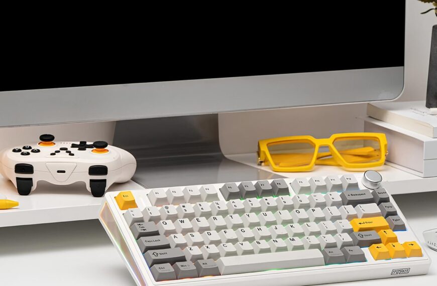 Настольный компьютер с клавиатурой, геймпадом и желтыми очками.