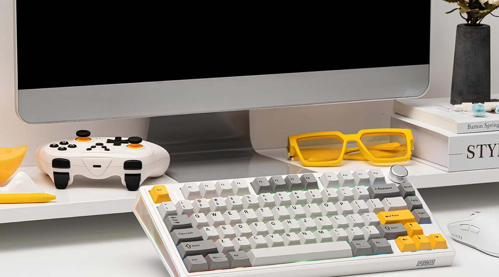 Тихий ход и мощная батарея: новые механические клавиатуры Epomaker 2 Настольный компьютер с клавиатурой, геймпадом и желтыми очками.