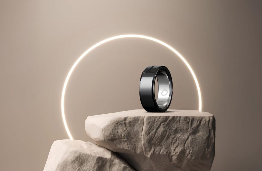 Стильное кольцо на камне с ярким светящимся кругом на фоне.