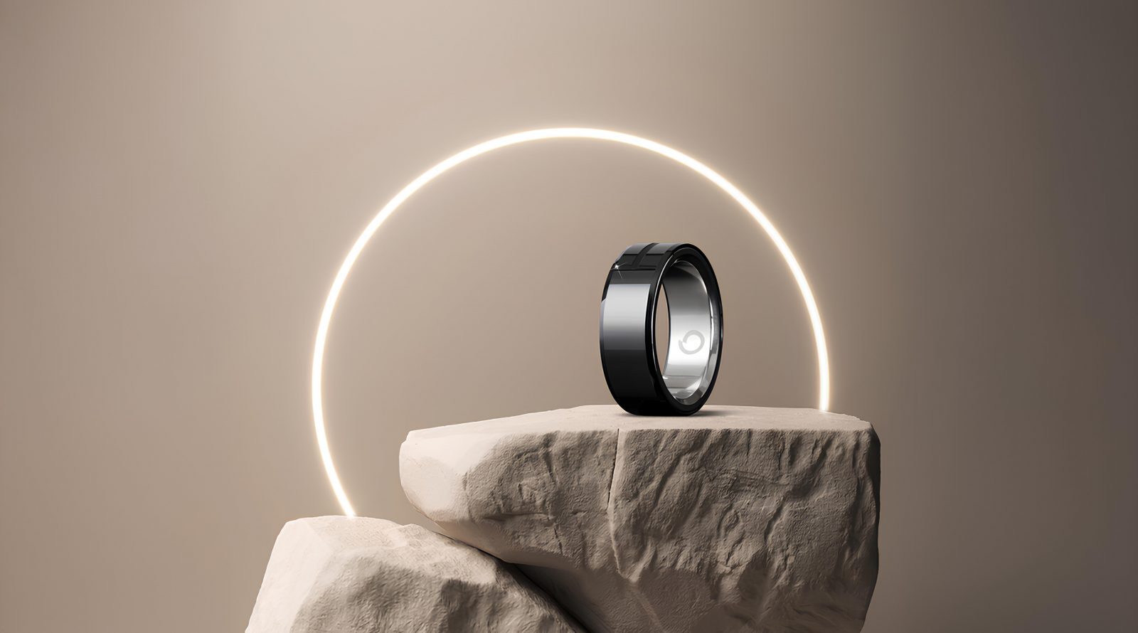 Стильное кольцо на камне с ярким светящимся кругом на фоне.