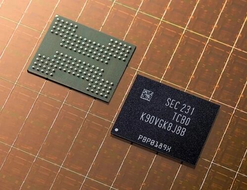 Чипы памяти на медной подложке, кремниевые микросхемы с контактами.