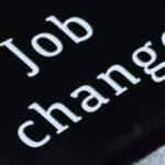 Клавиша с надписью "Job change" на серой клавиатуре, символизирующая смену работы.