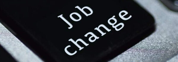Клавиша с надписью "Job change" на серой клавиатуре, символизирующая смену работы.