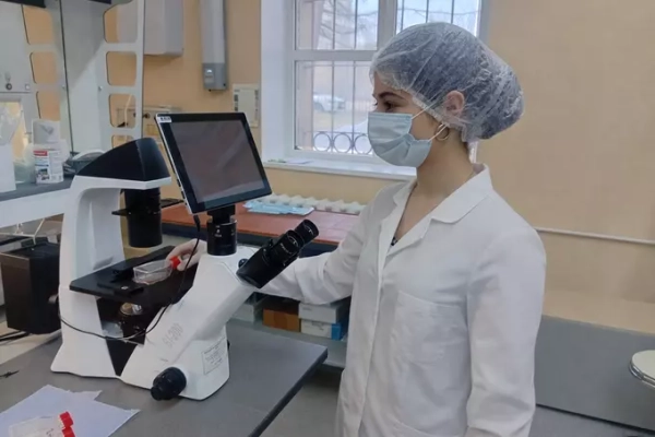 Лейла Гарибова (исполнитель проекта) за работой в клеточной лаборатории