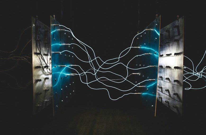 Электрические кабели и световые эффекты между панелями в темном помещении.