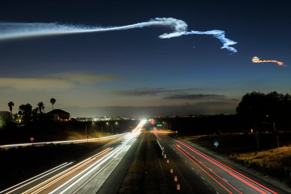 След от ракеты SpaceX Falcon 9, несущей полезную нагрузку из 25 интернет-спутников Starlink, оставил след в небе после запуска с космодрома Ванденберг ясной весенней ночью 6 апреля 2026 года, как видно из Сан-Диего, Калифорния.
