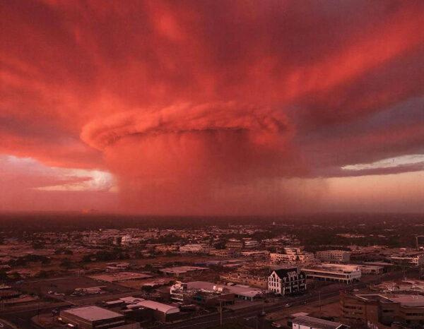 Небо над западной Австралией окрасилось в красный цвет