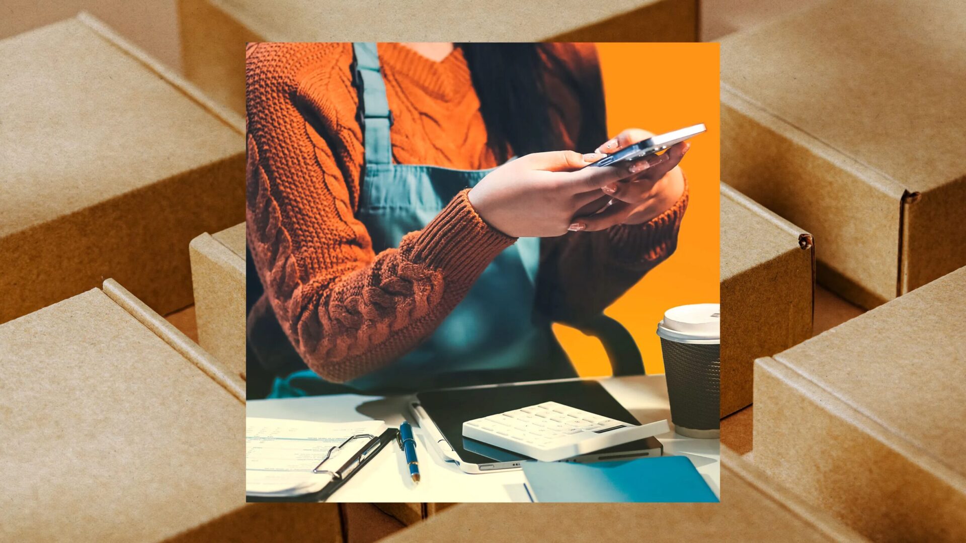 Искусственный интеллект меняет то, как мелкие онлайн-продавцы решают, что продавать. 1 Изображение человека в оранжевом свитере и рабочем фартуке, использующего смартфон за рабочим столом, вставлено в изображение картонных коробок.