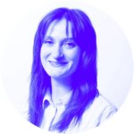 Портрет человека с длинными темными волосами на светлом фоне, лицо скрыто.