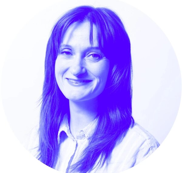 Портрет человека с длинными темными волосами на светлом фоне, лицо скрыто.