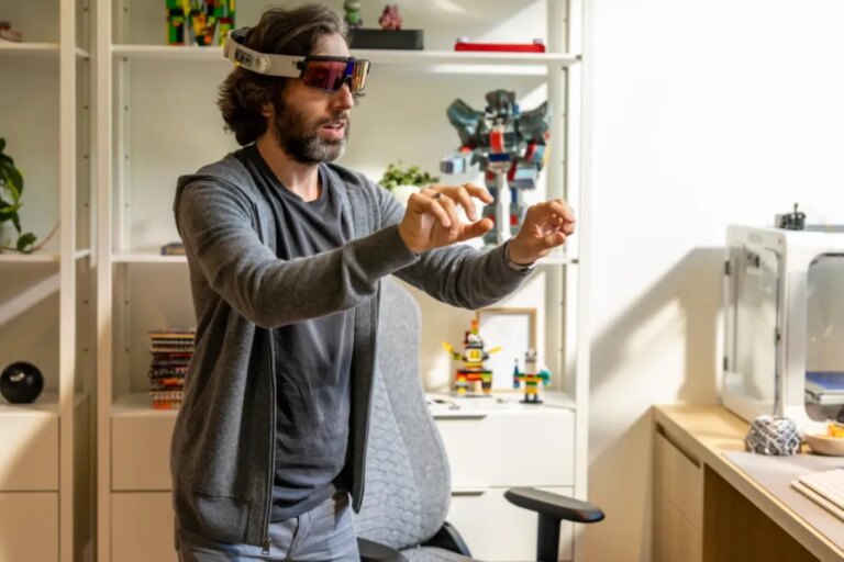 Человек с гарнитурой виртуальной реальности в офисе с полками и игрушками.