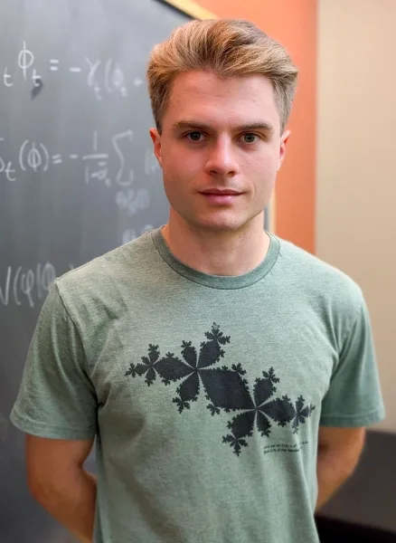 Исследователи раскрыли скрытые составляющие креативности искусственного интеллекта. 2 Мужчина в зеленой рубашке с фракталами.