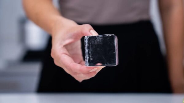 Существует секретный ингредиент для приготовления роскошного льда в домашних условиях. 2 Изображение может содержать элементы электроники, мобильного телефона и льда.