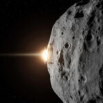 Космический аппарат приближается к крупному астероиду в космосе.