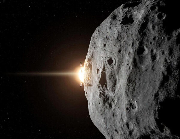 Космический аппарат приближается к крупному астероиду в космосе.