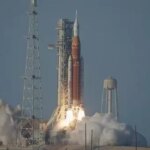 Запуск ракеты NASA Artemis 2 с космодрома, подъем с дымом.