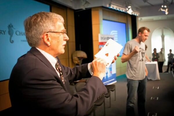 Деллис после победы на ежегодном чемпионате США по запоминанию в 2012 году, где он перечислил порядок 104 игральных карт.