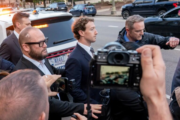 Люди снимают на камеры события на улице, автомобиль, погоня фотографов.