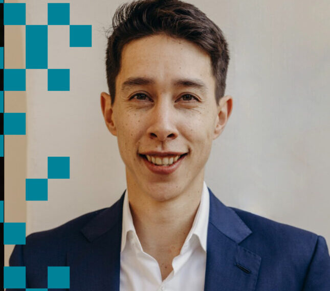 Мужчина в синем пиджаке, лицо размыто, современный стиль.