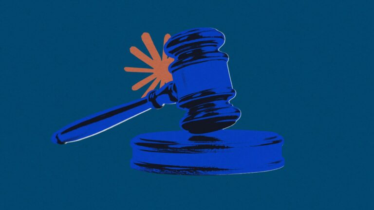 Судебный молоток на синем фоне, символ правосудия и законности.