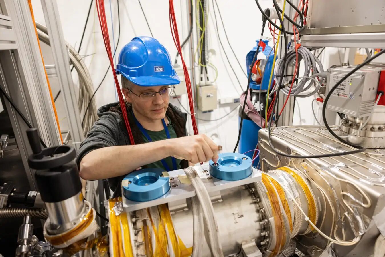 Внутри первой в мире службы доставки антиматерии 2 4e01d58fed01dc97644a0ca57d1a0461