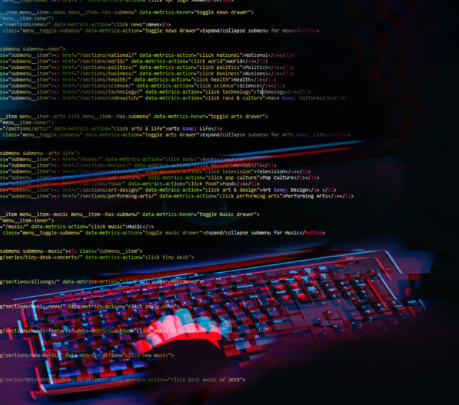 Код на экране и клавиатура в темной комнате, создающая атмосферу программирования.
