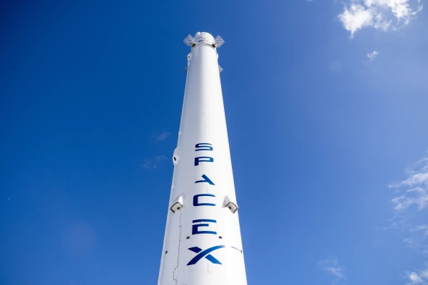 Многоразовый ракетный ускоритель SpaceX Falcon 9 выставлен на всеобщее обозрение перед объектами компании в городе Хоторн, штат Калифорния, США, в понедельник, 13 апреля 2026 года.