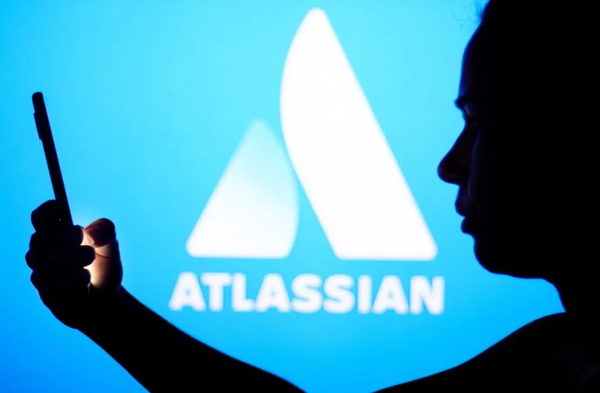 Силуэт человека с телефоном на фоне логотипа Atlassian.