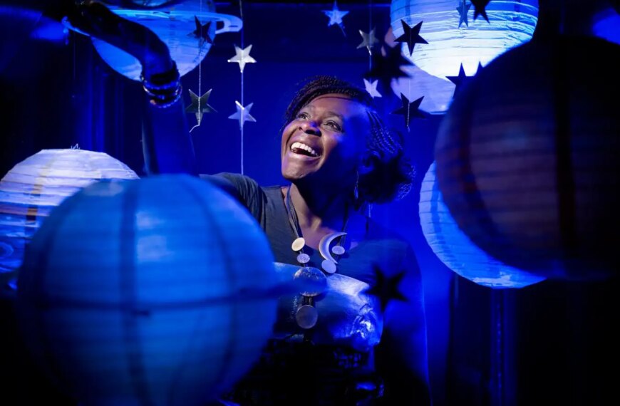 Человек среди светящихся ламп и звёзд в темноте, синие тона.