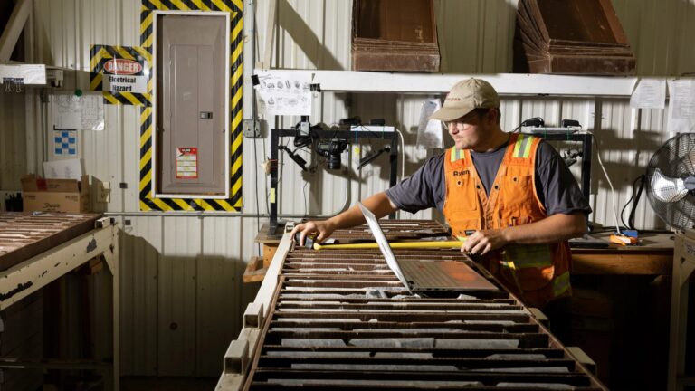 Загрузка: обучение человекоподобных роботов работниками, занятыми на временной основе, и улучшение показателей производительности ИИ.