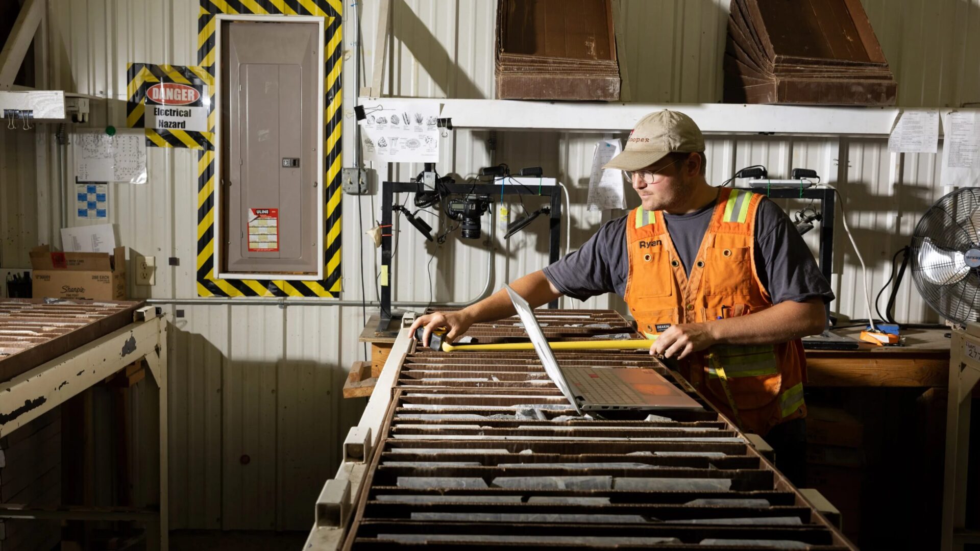 Райан Уилгош из компании Talon Metals взял образцы древесины.