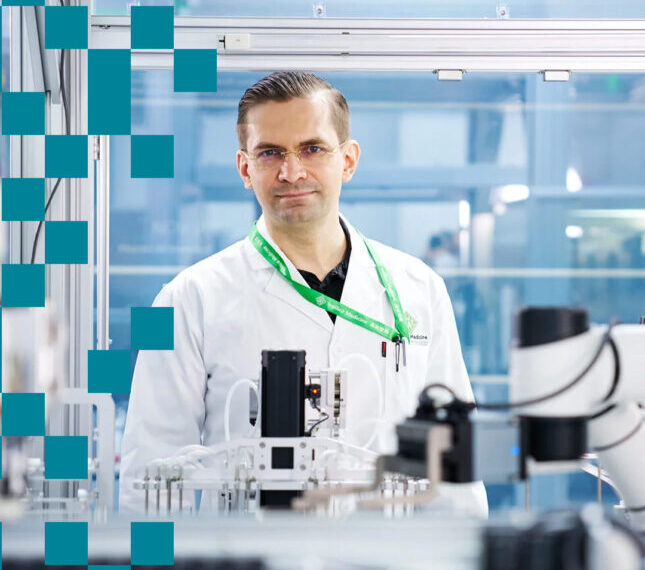 Ученый в лаборатории, работающий с современным лабораторным оборудованием.