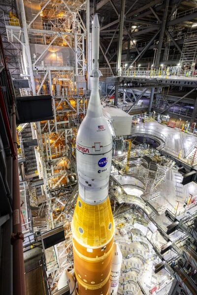 Ракета-носитель Artemis II SLS и космический корабль Orion, закрепленные на мобильной пусковой установке, готовы к выкатыванию с ракеты-носителя...