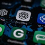 Иконка приложения ChatGPT и другие чаты ИИ на экране смартфона.