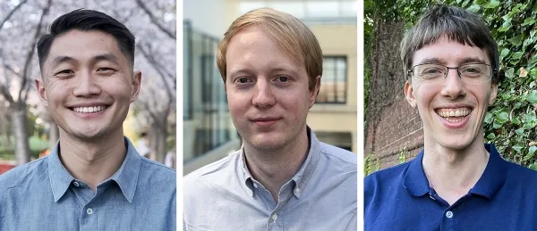 Ферми Ма стоит на улице в синей рубашке на пуговицах. Алекс Ломбарди стоит на улице в синей рубашке-поло. Джон Райт стоит внутри в серой рубашке.