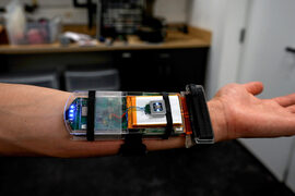 Исследователь в браслете с ультразвуковым датчиком на запястье.