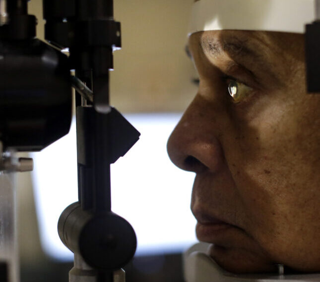 Офтальмологическое оборудование для проверки зрения в кабинете врача, профессиональная оптика.